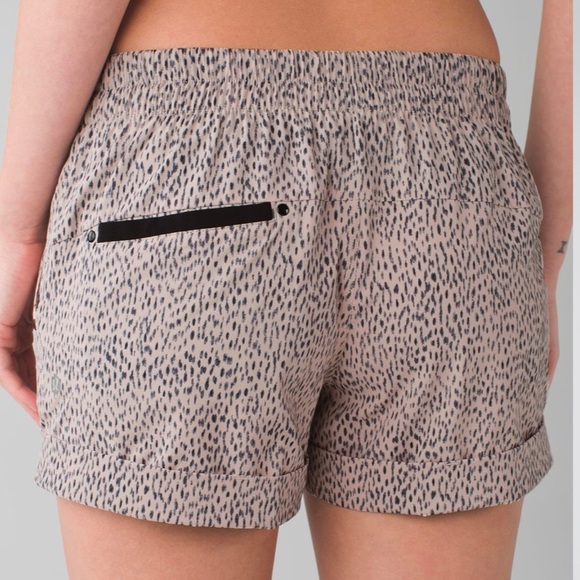 Lululemon Spring Break Away Short *4-way Stretch
Dottie Dash Grain Black EUC - Picture 4 of 12